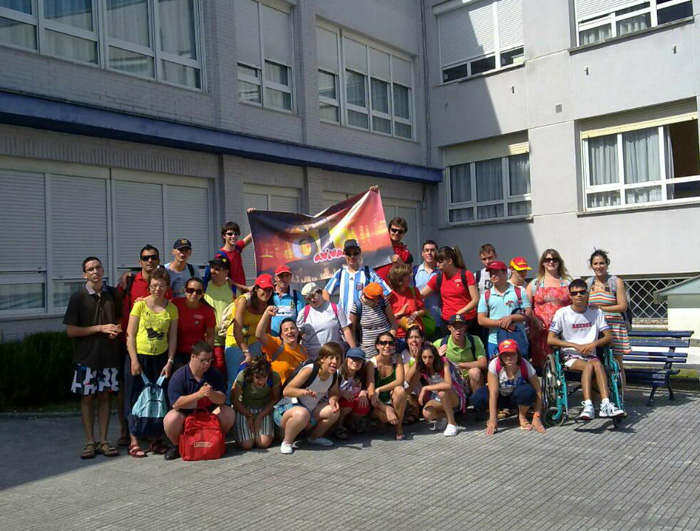 Grupo frente al alojamiento. Hemos llegado bien.